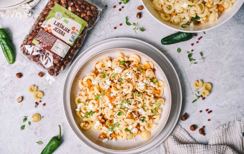 Chilli pasta s bundevom i lješnjacima spaja slatkoću, hrskavosti i laganu ljutine.