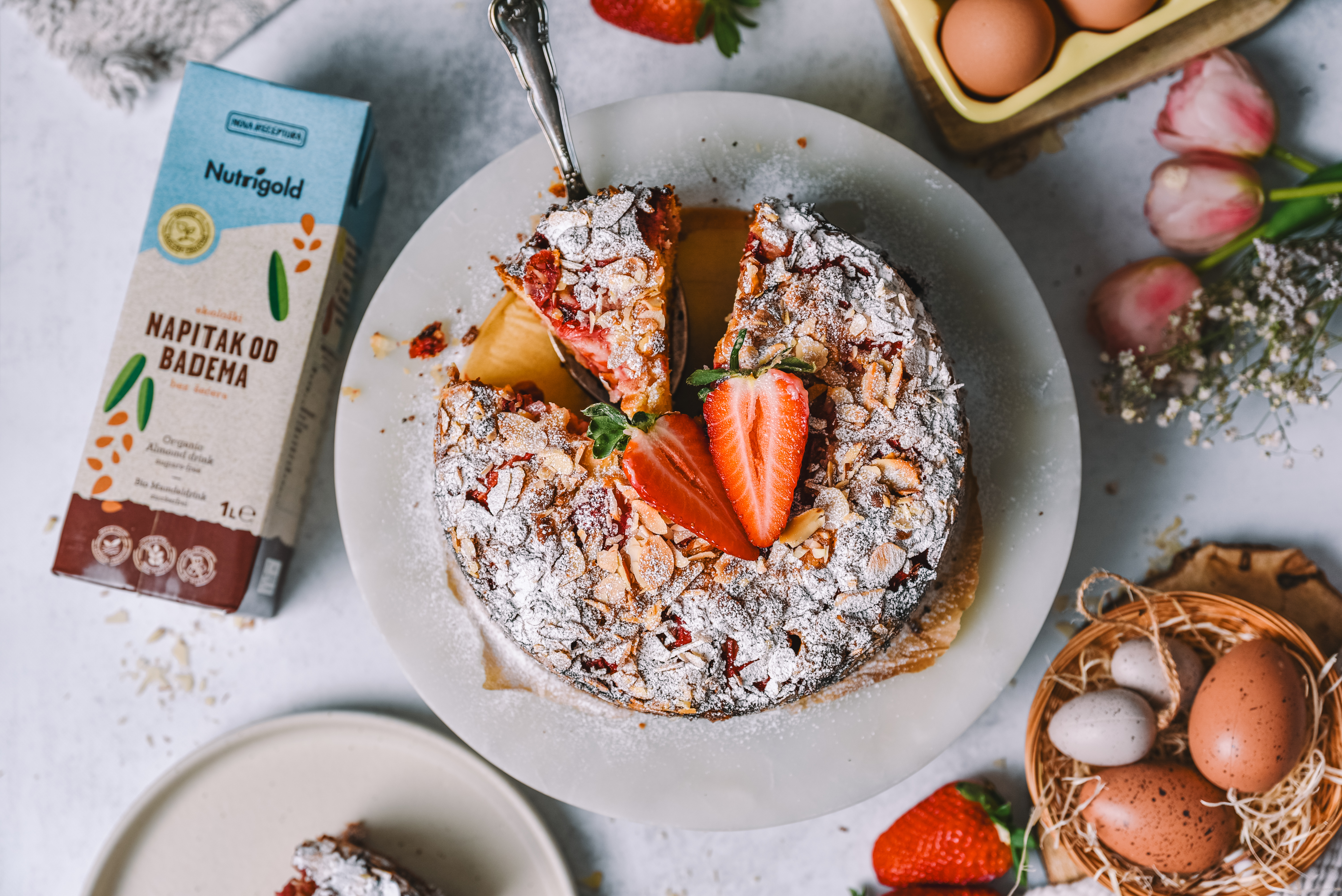 Kolač od badema s jagodama i bijelom čokoladom