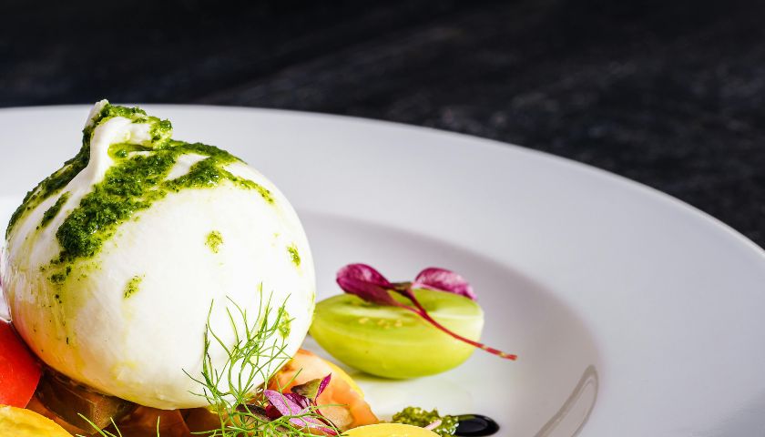 Tjesetenina s pestom i burratom vrlo je lagana za napraviti