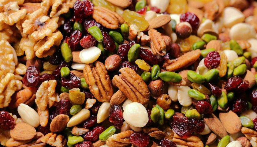 kombinacija suhog voća i orašstaih plodova jedan je od najboljih snackova kojims e možete nagraditi na poslu. 