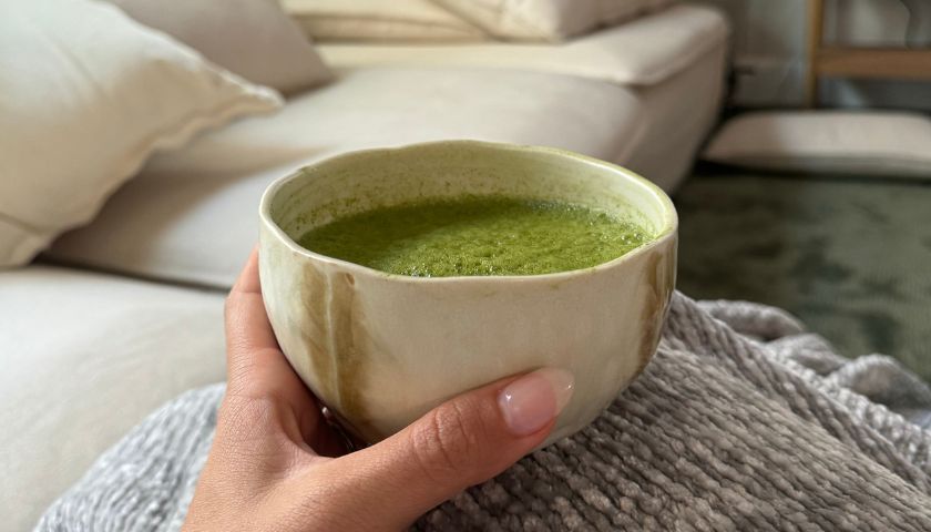 Uživanje u matcha čaju.