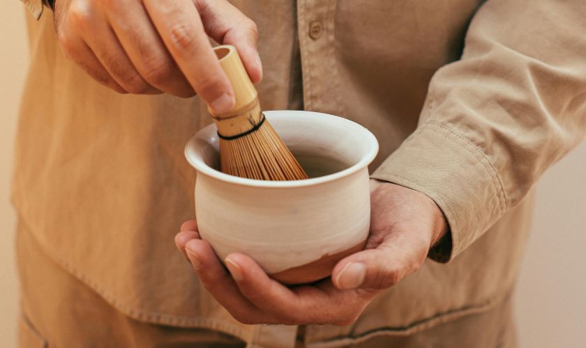 Priprema hojicha čaja.