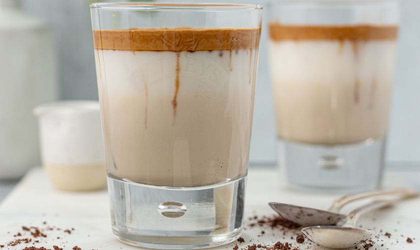 Ledena hojicha latte s kokosom i vanilijom