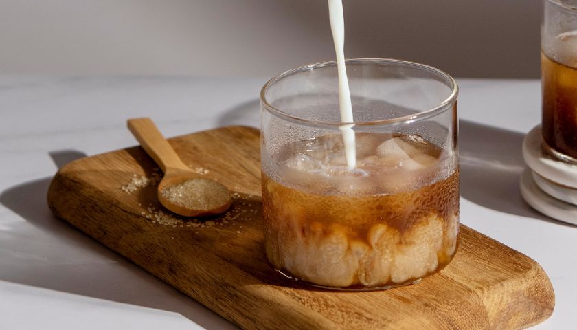Priprema jednostavnog hojicha lattea.