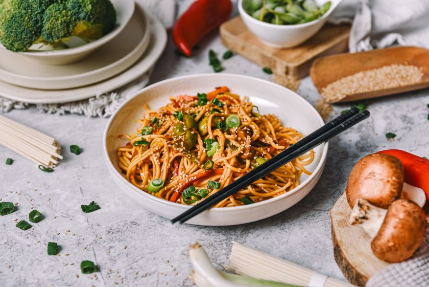 Stir fry s povržćem i rezancima