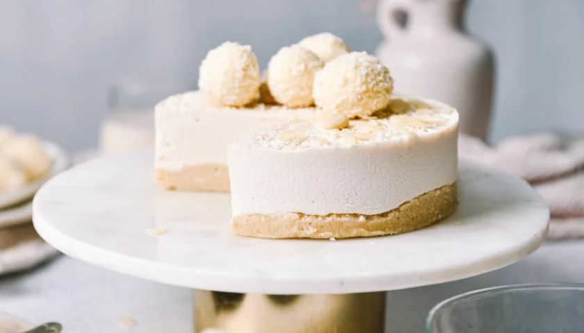 Recept za jednostavnu i sirovu Raffaello tortu. 