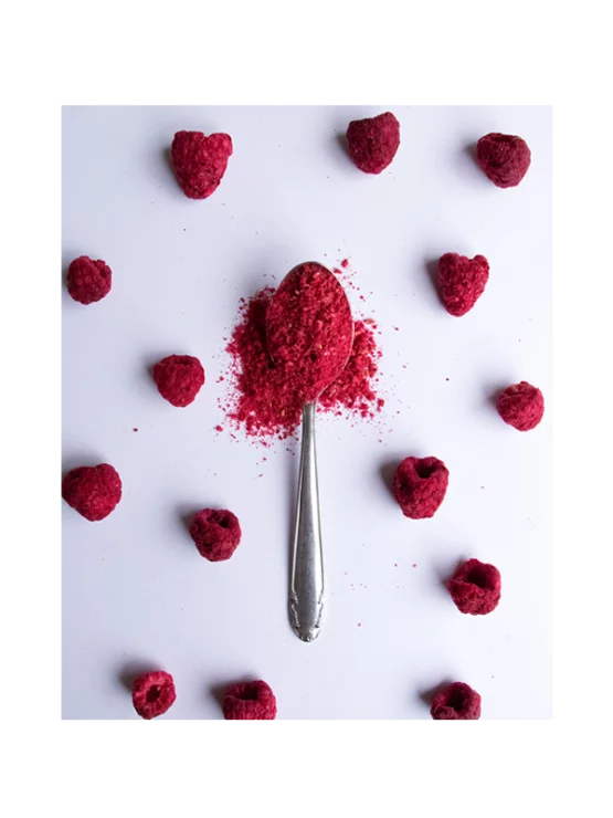 Gefriergetrocknete Himbeeren auf einem Löffel