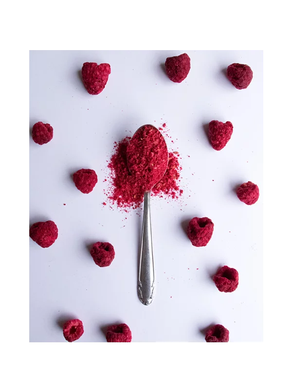 Gefriergetrocknete Himbeeren auf einem Löffel