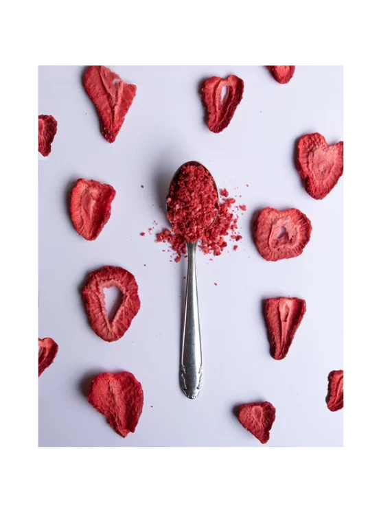 Gefriergetrocknete Erdbeeren auf einem Löffel