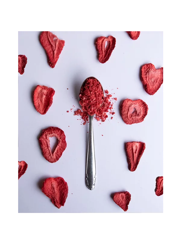 Gefriergetrocknete Erdbeeren auf einem Löffel
