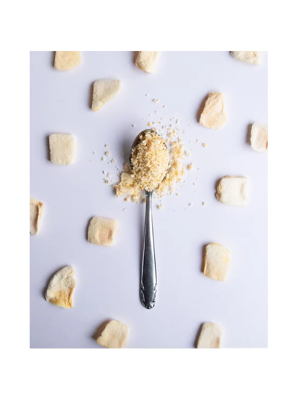 Gefriergetrocknete  Mangostücke auf einem Löffel