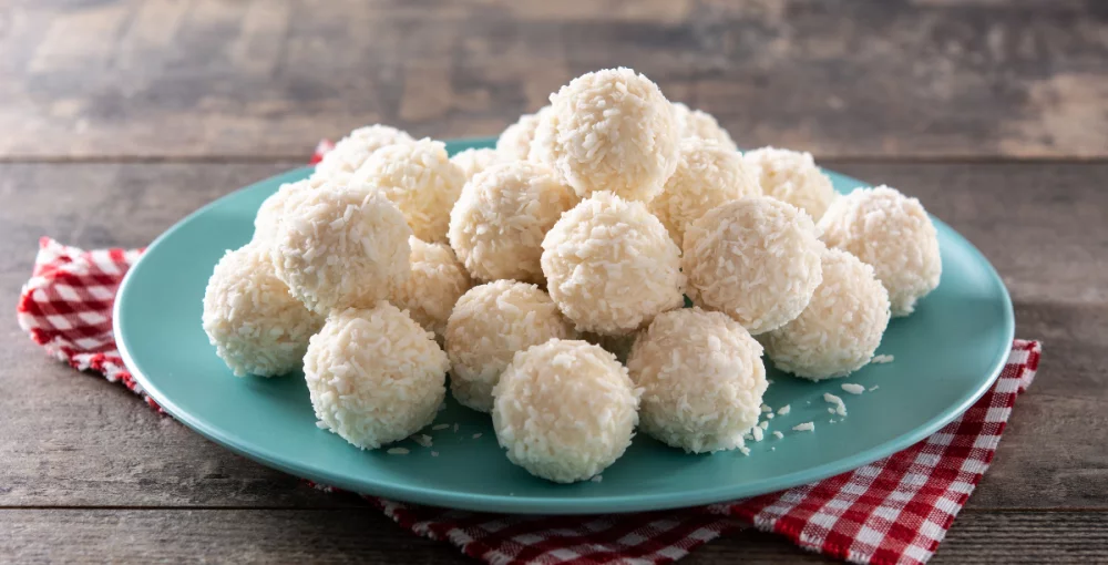 Vegane Kokoskugeln nach Raffaello-Art – Zuckerfrei und köstlich!