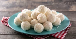 Vegane Kokoskugeln nach Raffaello-Art – Zuckerfrei und köstlich!