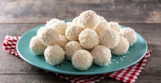 Vegane Kokoskugeln nach Raffaello-Art – Zuckerfrei und köstlich!