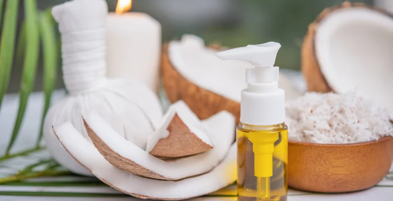 Kokosöl in einer kleinen Glas Flasche