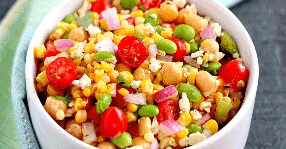 Kichererbsensalat mit Mais in einer Schüssel