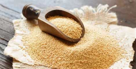 Amaranth in einer braunen Holzschale