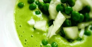 Erbsensuppe einmal anders – roh, cremig und erfrischend! Erbsensuppe