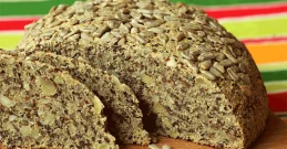 Vollkornbrot ohne Hefe geschnitten