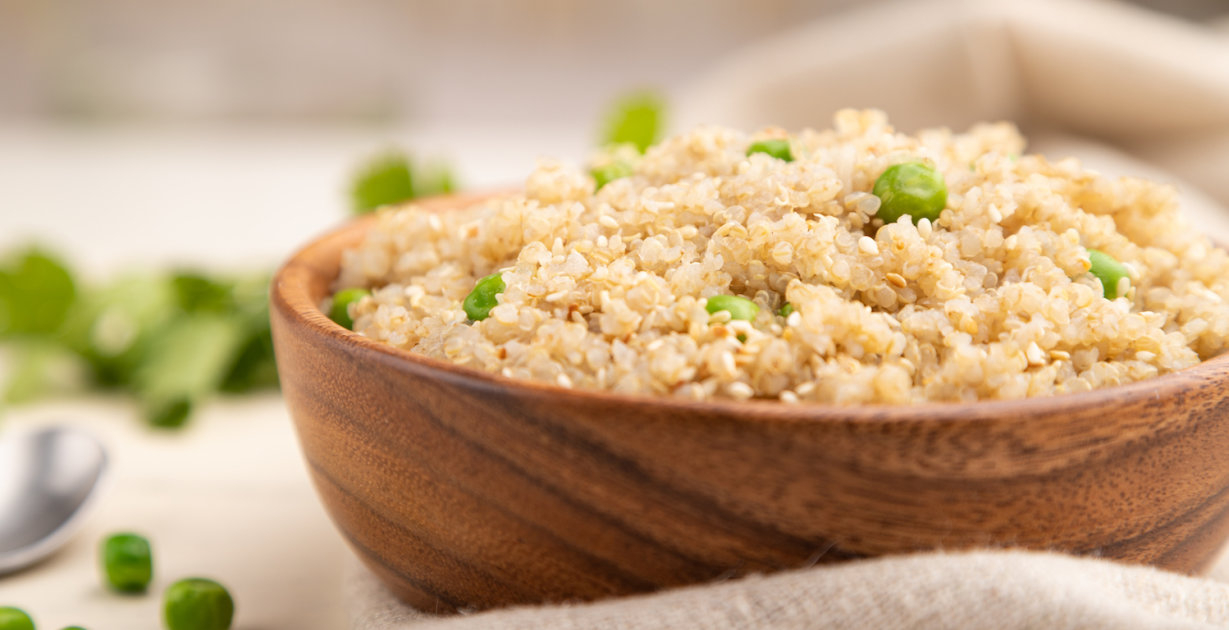 Quinoa in einer Holz Schüssel