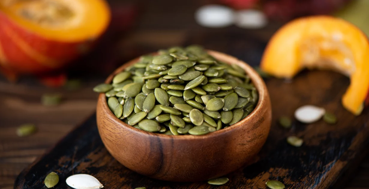 Kürbiskerne in einer Holzschale