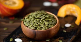 Warum Sie regelmäßig Kürbiskerne essen sollten