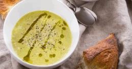 Rezept: Proteinreiche Blumenkohl-Suppe als gesunde Abendmahlzeit!