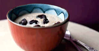 Amaranth in einer Schale mit Trockenfrüchten zum Frühstück