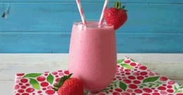 Cremig, fruchtig & kalorienarm – der Erdbeer-Protein Smoothie!