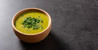 Suppe mit Mungbohnen und Grünkohl