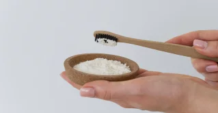 Natürliche Zahnpasta und Zahnbürste