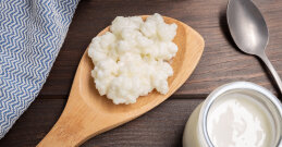 Kefir auf einem Holzlöffel