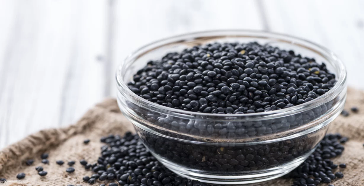 Schwarze Linsen in einer Glas Schüssel