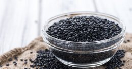 Schwarze Linsen in einer Glas Schüssel