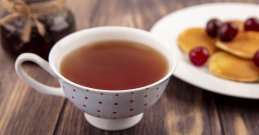 auf dem Tisch steht eine Tasse Tee mit Zimt