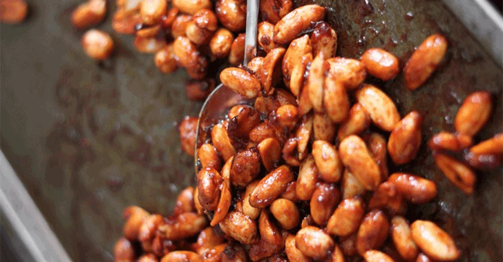 Knusprige Erdnüsse mit Chili – einfacher Snack für jeden Tag!