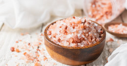 Himalaya-Salz in einer Holz Schüssel