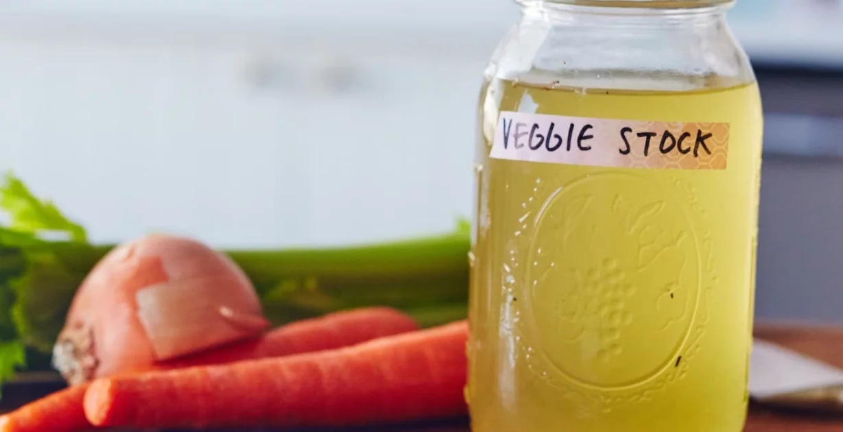 Gemüsebrühe im Glas
