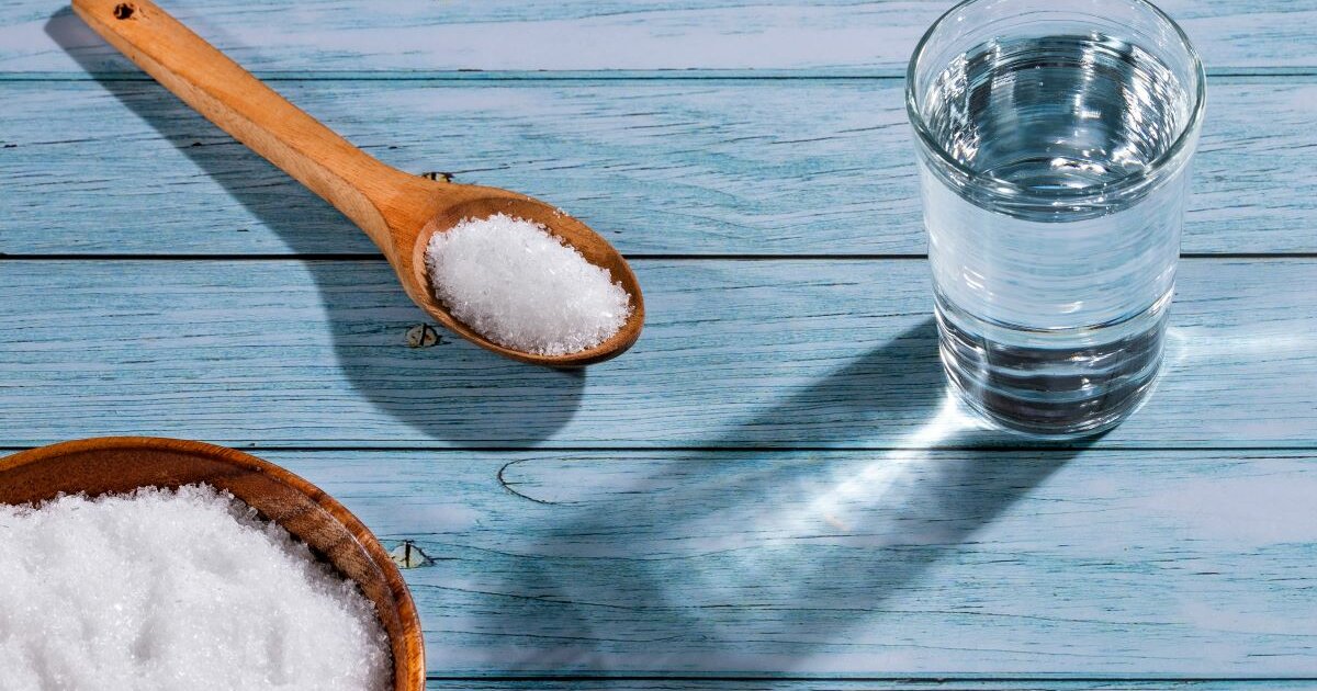 Weißes Magnesium in einem Holzlöffel