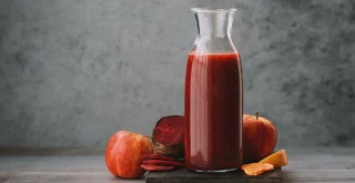 Frischer Saft aus Karotten und Roter Bete – Unterstützung für die Schilddrüse Saft aus Karotten und Roter Bete