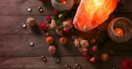 Himalaya-Salzlampe in angenehmer Atmosphäre, umgeben von Rosen