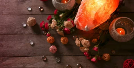 Himalaya-Salzlampe in angenehmer Atmosphäre, umgeben von Rosen