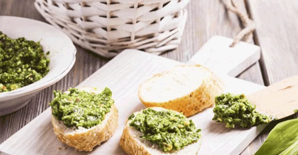 Bärlauchpesto am Brot aufgestrichen.