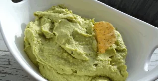 Hummus mit Avocado