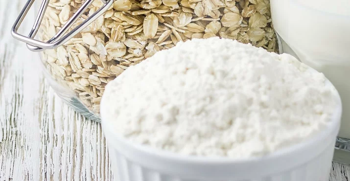 Hafermehl in einer Schüssel