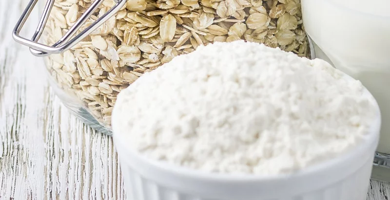 Hafermehl in einer Schüssel