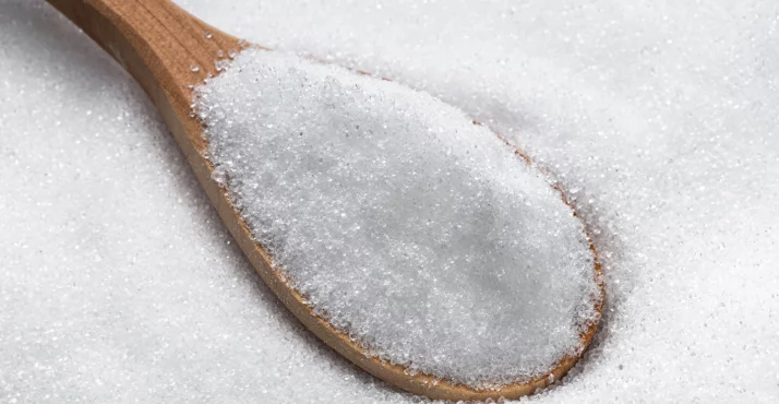 Erythrit-Weißzucker auf einem Holzlöffel