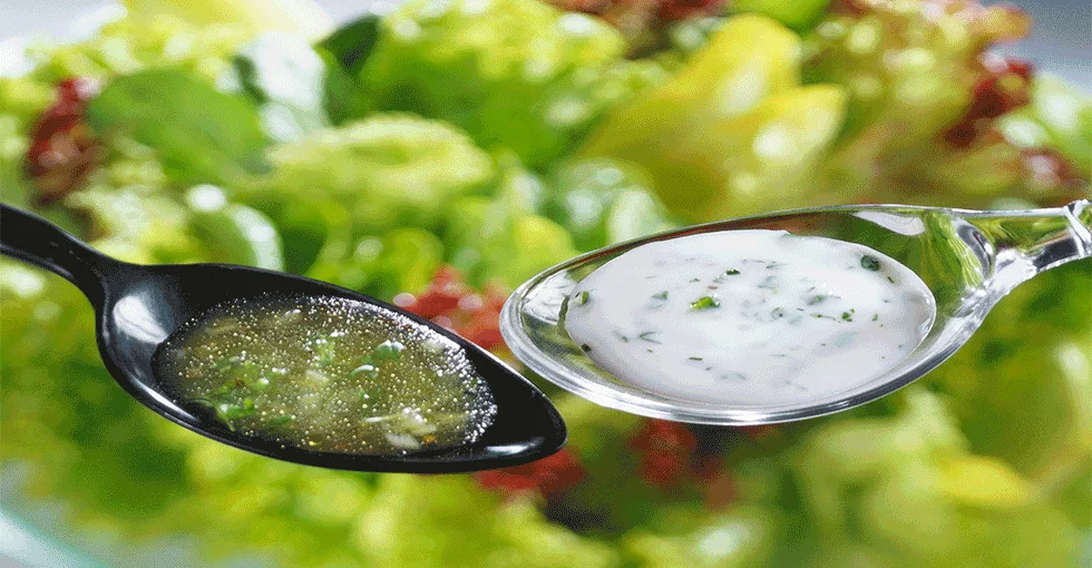 Zwei Esslöffel Salatdressing