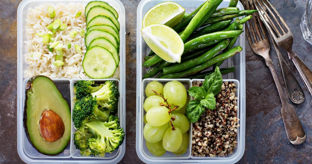 Meal-Prep: Gemüse und Früchte zum Essen in zwei Lunchboxen.