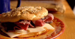 Brot ohne Kohlenhydrate auf einem Teller mit Salami und Käse